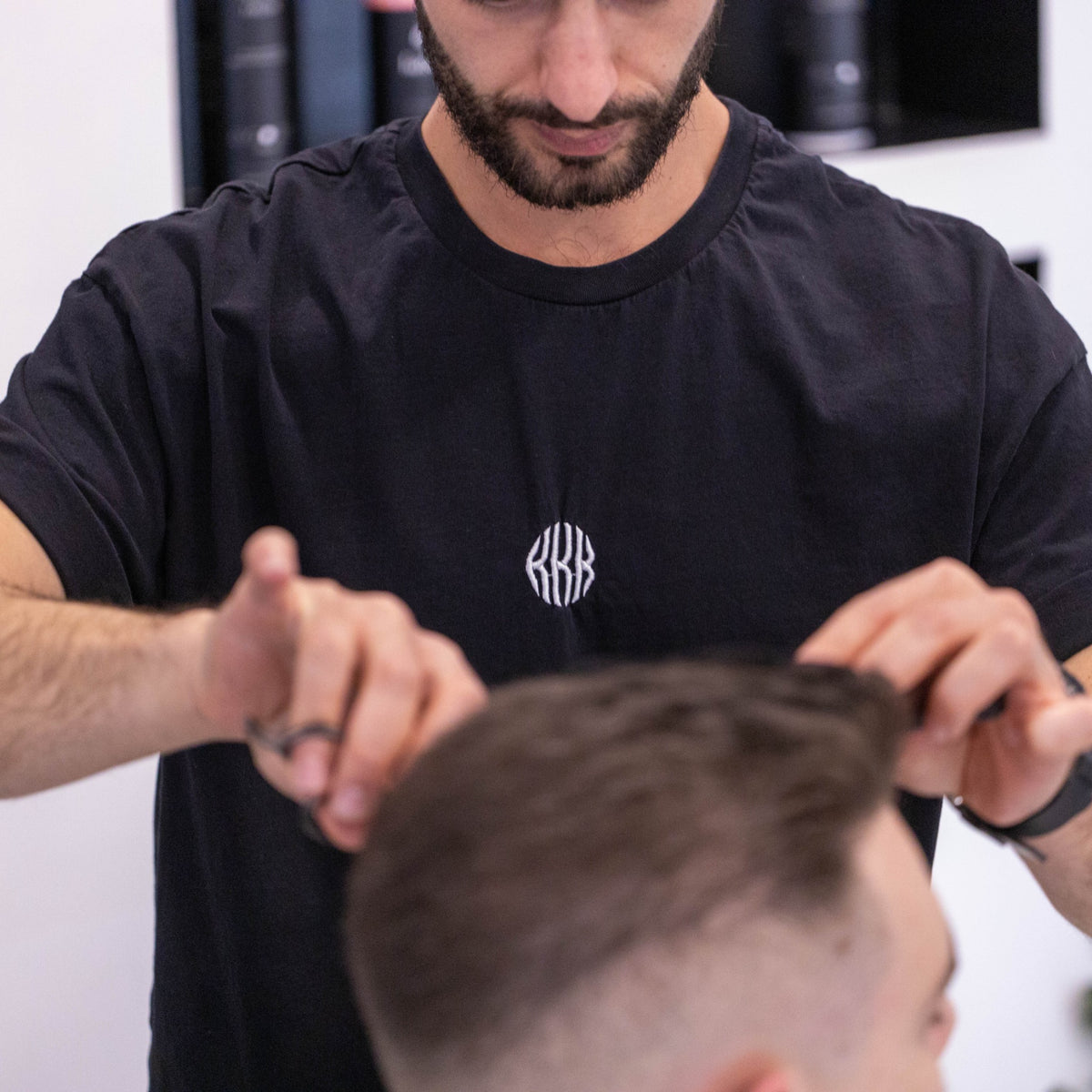 Francesco rifinisce un taglio